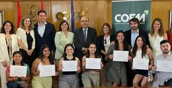 Entrega de diplomas a los alumnos del programa de fisioterapia para personas con esclerosis múltiple socialmente vulnerables