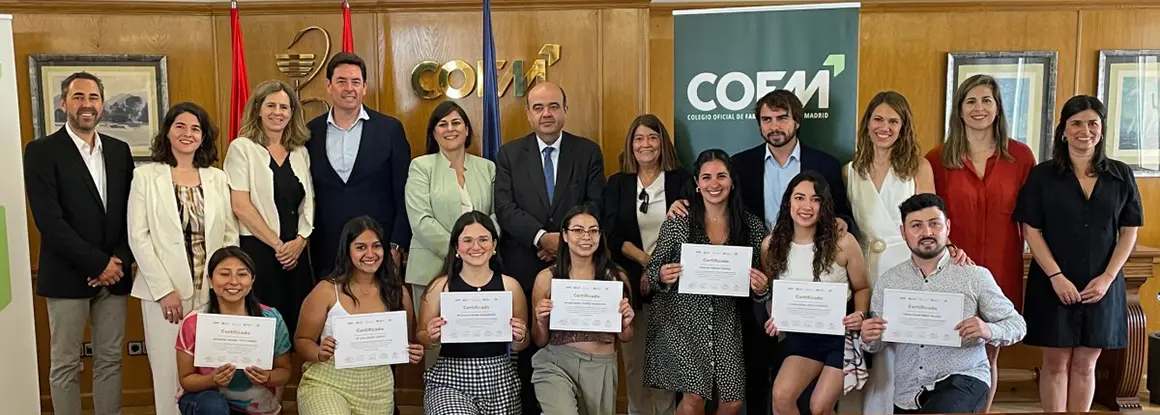 Entrega de diplomas a los alumnos del programa de fisioterapia para personas con esclerosis múltiple socialmente vulnerables