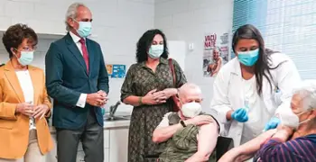 La Comunidad de Madrid empieza hoy a inmunizar a mayores de 65 años con la cuarta dosis frente al COVID-19 y la vacuna de la gripe