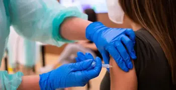Los farmacéuticos vacunan frente a la gripe a sus propios compañeros en la sede del COFM