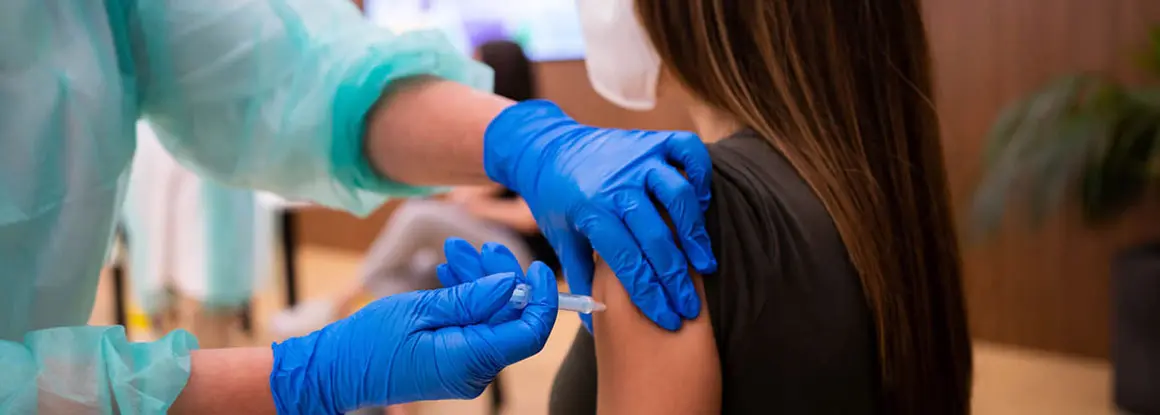Los farmacéuticos vacunan frente a la gripe a sus propios compañeros en la sede del COFM