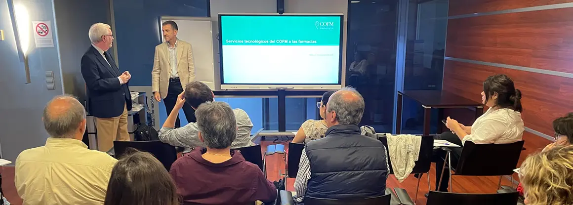 Políticos y representantes del sector farmacéutico argentino visitan el COFM para conocer el modelo de farmacia