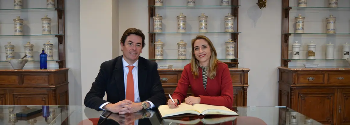 Reunión institucional de Manuel Martínez del Peral, presidente del COFM, con Matilde Sánchez, presidenta de FEDIFAR