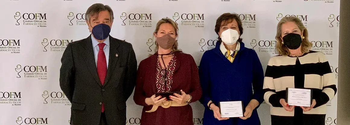 Entrega de distinciones al equipo de vacunación del COFM