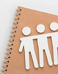 Libreta con dibujo de personas abrazándose