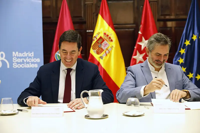 Manuel Martínez del Peral Mayor y Pepe Aniorte, durante la firma del convenio