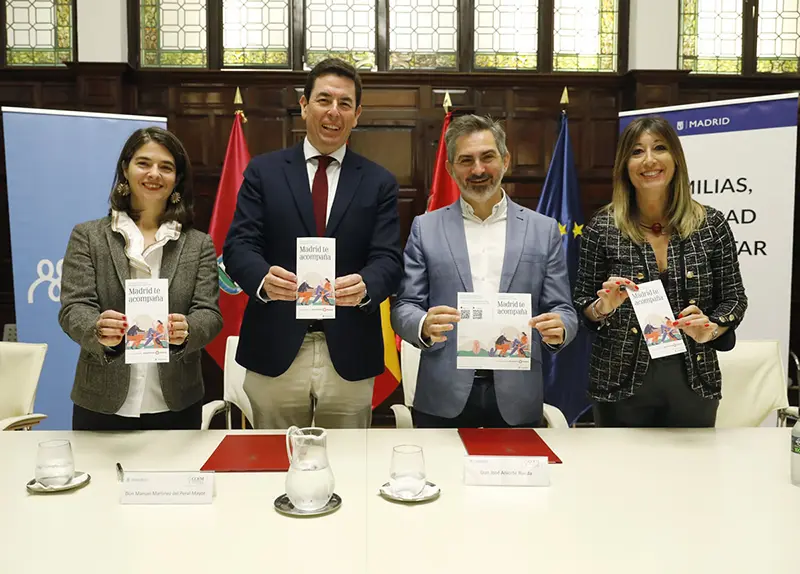 Esther Calvo de Mora, Manuel Martínez del Peral Mayor, Pepe Aniorte y Lucrecia Adeva muestran los folletos de la campaña Madrid te acompaña