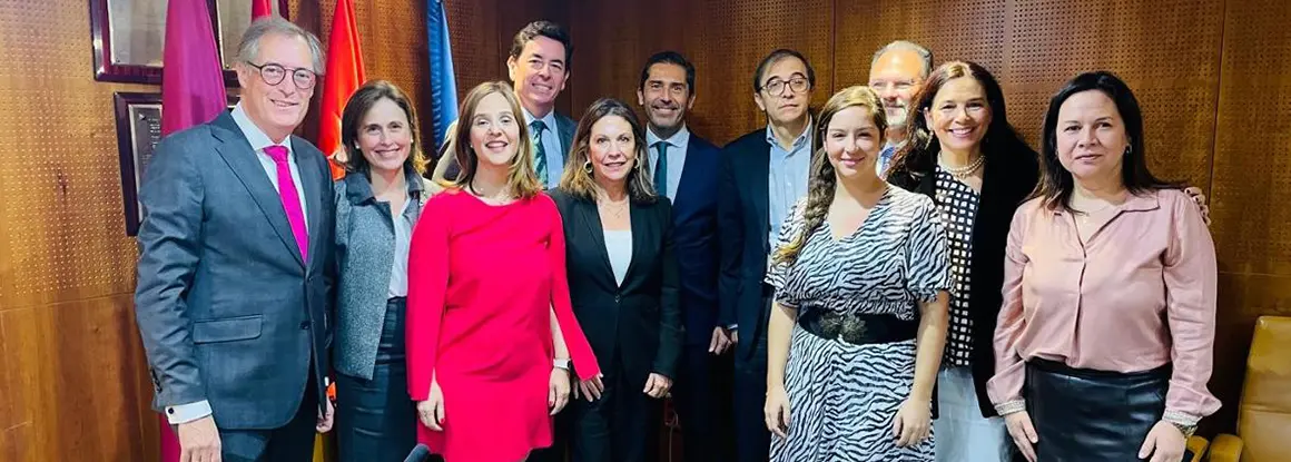 El COFM y Adefarma renuevan su compromiso de colaboración para avanzar en el futuro de la farmacia