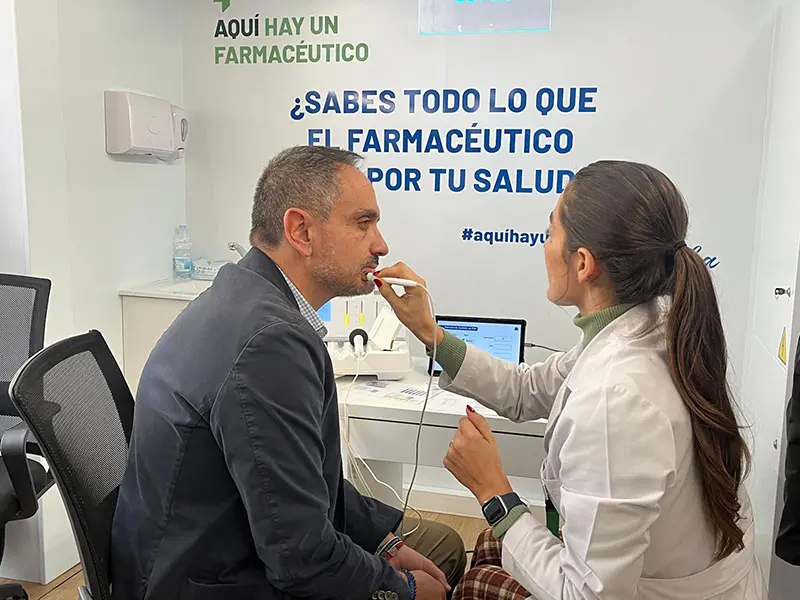 Una farmacéutica realiza una prueba de la piel al alcalde del Ayuntamiento de Móstoles