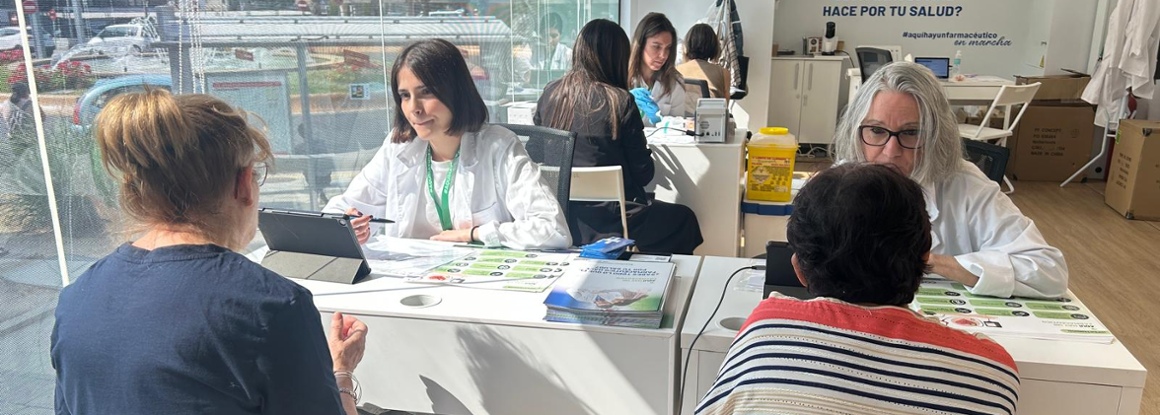 Los vecinos de Parla descubren, de la mano de '#Aquíhayunfarmacéutico… en marcha', todo lo que los farmacéuticos ofrecen a la población