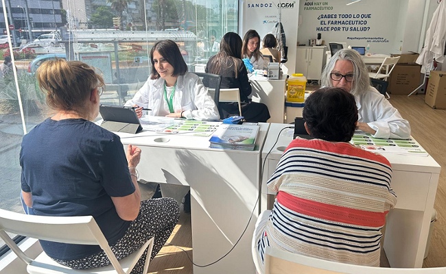 Los vecinos de Parla descubren, de la mano de '#Aquíhayunfarmacéutico… en marcha', todo lo que los farmacéuticos ofrecen a la población