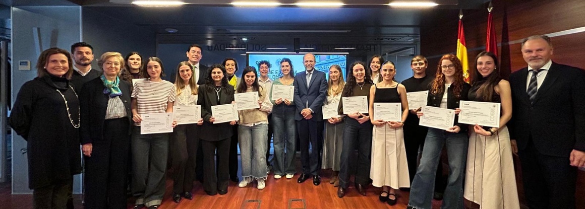 25 futuros farmacéuticos dan el salto internacional gracias al apoyo del COFM