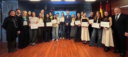 25 futuros farmacéuticos dan el salto internacional gracias al apoyo del COFM