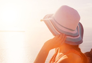 El mito del bronceado saludable: por qué no existe tomar el sol sin daño para la piel